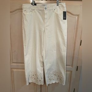 NWT size 12 cream colored, wide leg , cropped slacks.The cut out at the bottom👍